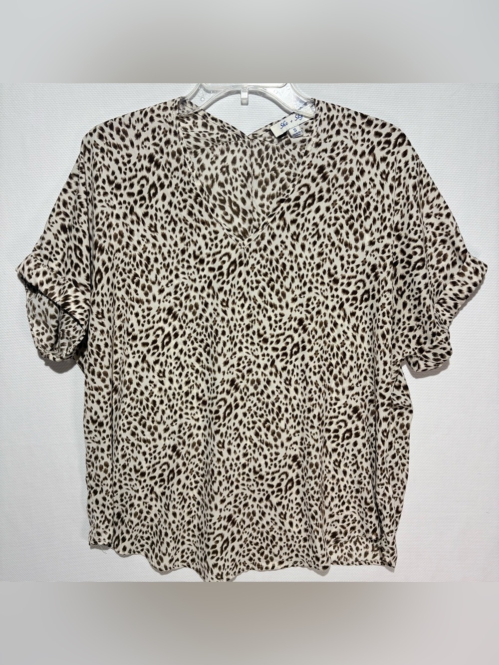 She + Sky Women's Short Sleeve Leopard Print Blouse - Beige/Brown